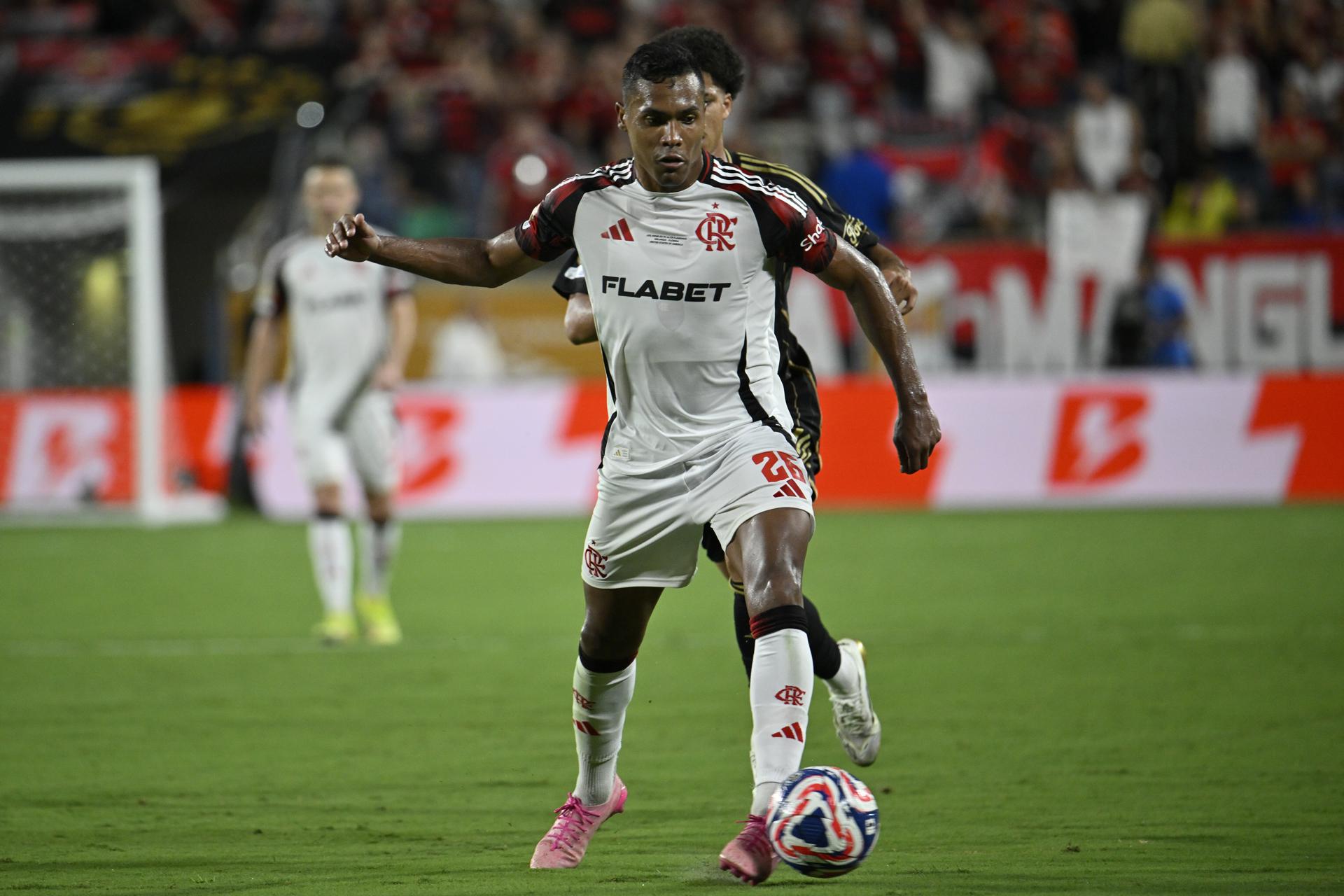 Alex Sandro, del Flamengo, en acción durante el partido de la Copa Mundial de Clubes de la FIFA 2025 entre Los Angeles FC y Flamengo en Orlando, Florida (EE.UU.). EFE/MIGUEL RODRIGUEZ