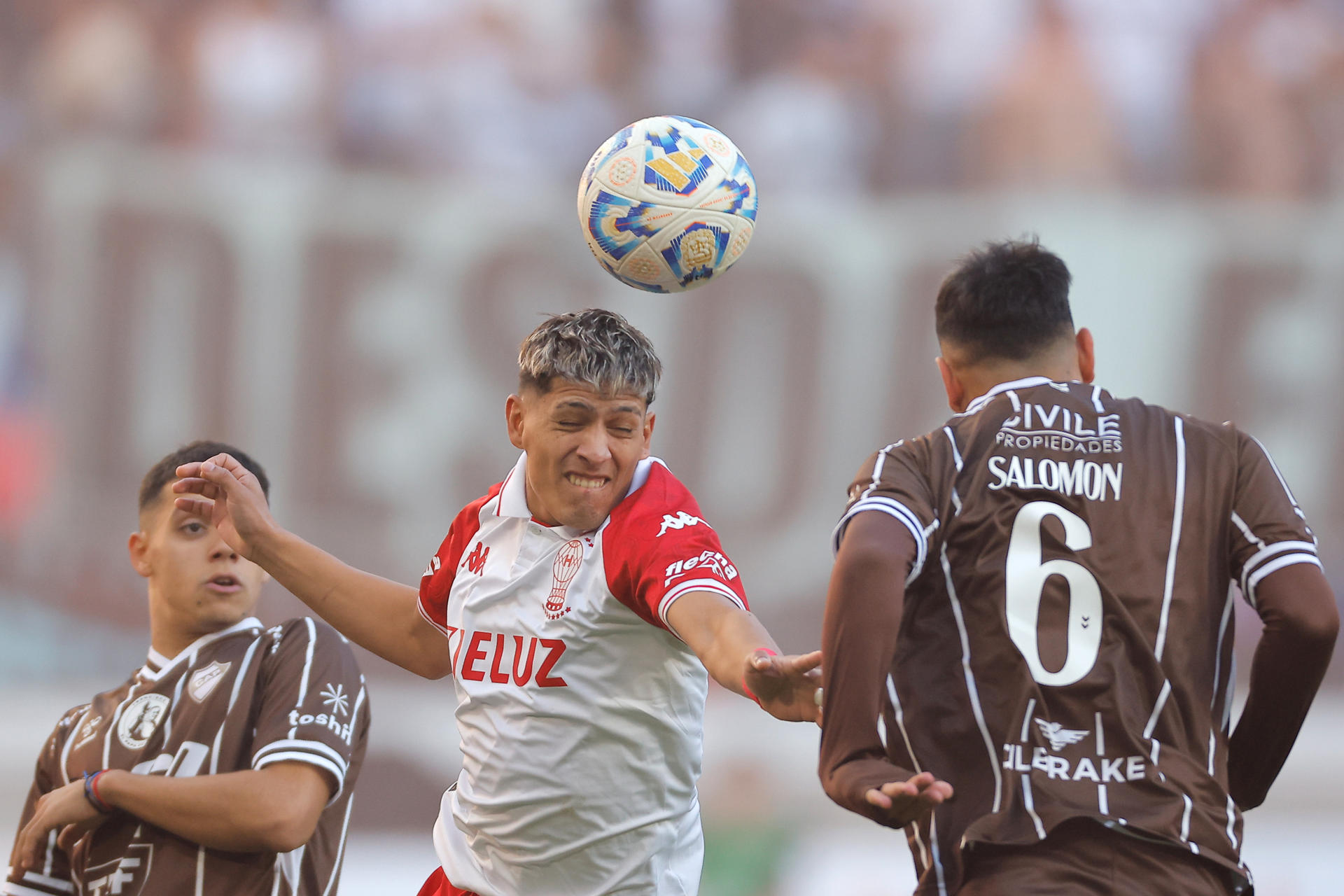 Platense celebra su primer título con el paraguayo Ronaldo Martínez