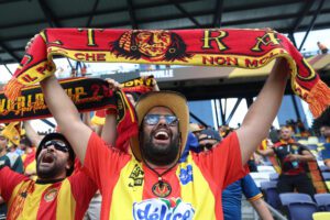 Un hincha de Espérance de Tunis anima a su equipo ante Los Angeles FC. EFE/ Juan Ignacio Roncoroni