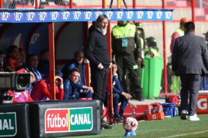 El seleccionador de Chile Ricardo Gareca (c) reacciona ante Bolivia en un partido por las eliminatorias sudamericanas para el Mundial 2026. EFE/Esteban Biba