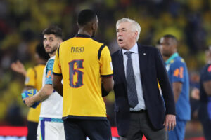 Willian Pacho, de Ecuador, saluda al seleccionador de Brasil, Carlo Ancelotti, al finalizar el partido en el estadio Monumental en Guayaquil. EFE/ José Jácome