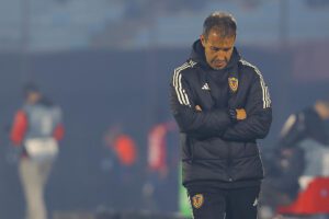 El seleccionador de Venezuela, Fernando Batista, reacciona ante Uruguay en un partido por las eliminatorias sudamericanas para el Mundial 2026. EFE/Gastón Britos