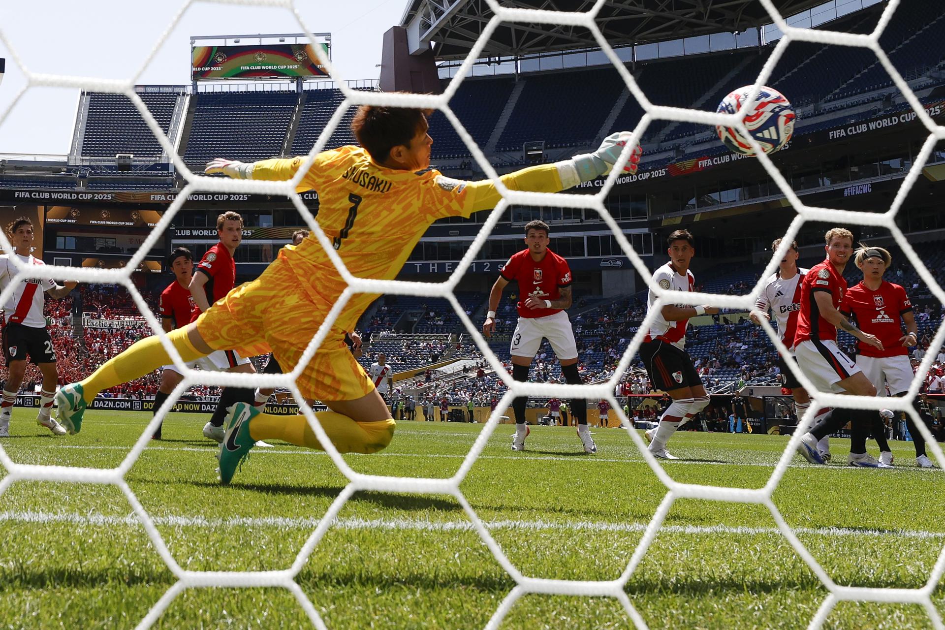 El centrocampista del River Plate, Maximiliano Meza (4-D), marca un gol al portero del Urawa Red Diamonds, Shusaku Nishikawa. EFE/EPA/JOHN G. MABANGLO