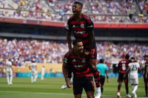 ALT La histórica rivalidad entre Brasil y Argentina en el fútbol tendrá un nuevo capítulo este miércoles en Río de Janeiro, cuando Flamengo reciba a Racing Club en la ida de las semifinales de la Copa Libertadores, con Giorgian de Arrascaeta y Pedro como figuras clave de su potente motor ofensivo. El conjunto carioca está con los ánimos elevados tras vencer por 3-2 a Palmeiras el domingo en la Liga, donde se ubica como líder, gracias a la destacada actuación del uruguayo, principal artillero de la competición, y del delantero brasileño, quien ha vuelto a brillar tras flaquear meses atrás. El encuentro con Palmeiras, considerado como una final anticipada del 'Brasileirão', dejó aún más confiado al Flamengo para el duelo contra los argentinos en el icónico Maracaná, donde espera abrir la nueva ronda de la Libertadores con una ventaja que sea difícil de igualar en Avellaneda la próxima semana. El club de Río consiguió llegar a la semifinal tras eliminar a Estudiantes en la tanda de penaltis, luego de empatar 2-2 en el resultado global. Racing, en cambio, sacó del torneo al Vélez Sarsfield tras vencer por 2-0 en el global de la eliminatoria. De nuevo enfrentado a un conjunto argentino, el técnico Filipe Luis sabe que el Maracaná no garantiza tranquilidad y todo indica que apostará de inicio por una estrategia ofensiva. Flamengo, no obstante, tendrá dos bajas sensibles. En el ataque, no contará con Everton 'Cebolinha', uno de los revulsivos del equipo, quien estará de baja por lo menos por dos semanas más, por una lesión en el abdomen y la cadera. Y en la defensa sentirá la falta de Léo Ortiz, por la reciente lesión que sufrió en el tobillo en el encuentro con Palmeiras. En su reemplazo, el técnico brasileño debe optar por Danilo en la defensa y reforzar la ofensiva con Luiz Araújo y Samuel Lino, pues el español Saúl Ñíguez es duda, también por lesión. Racing, que busca alcanzar un título que no logra desde 1967, tiene las esperanzas concentradas en Adrián Martínez, su principal artillero, ante la masiva lista de jugadores lesionados. Alan Forneris y Elías Torres no estarán en el Maracaná por lesiones de rodilla, junto Franco Pardo, ambos con problemas musculares. También son duda Santiago Sosa, Facundo Mura y Gabriel Arias.