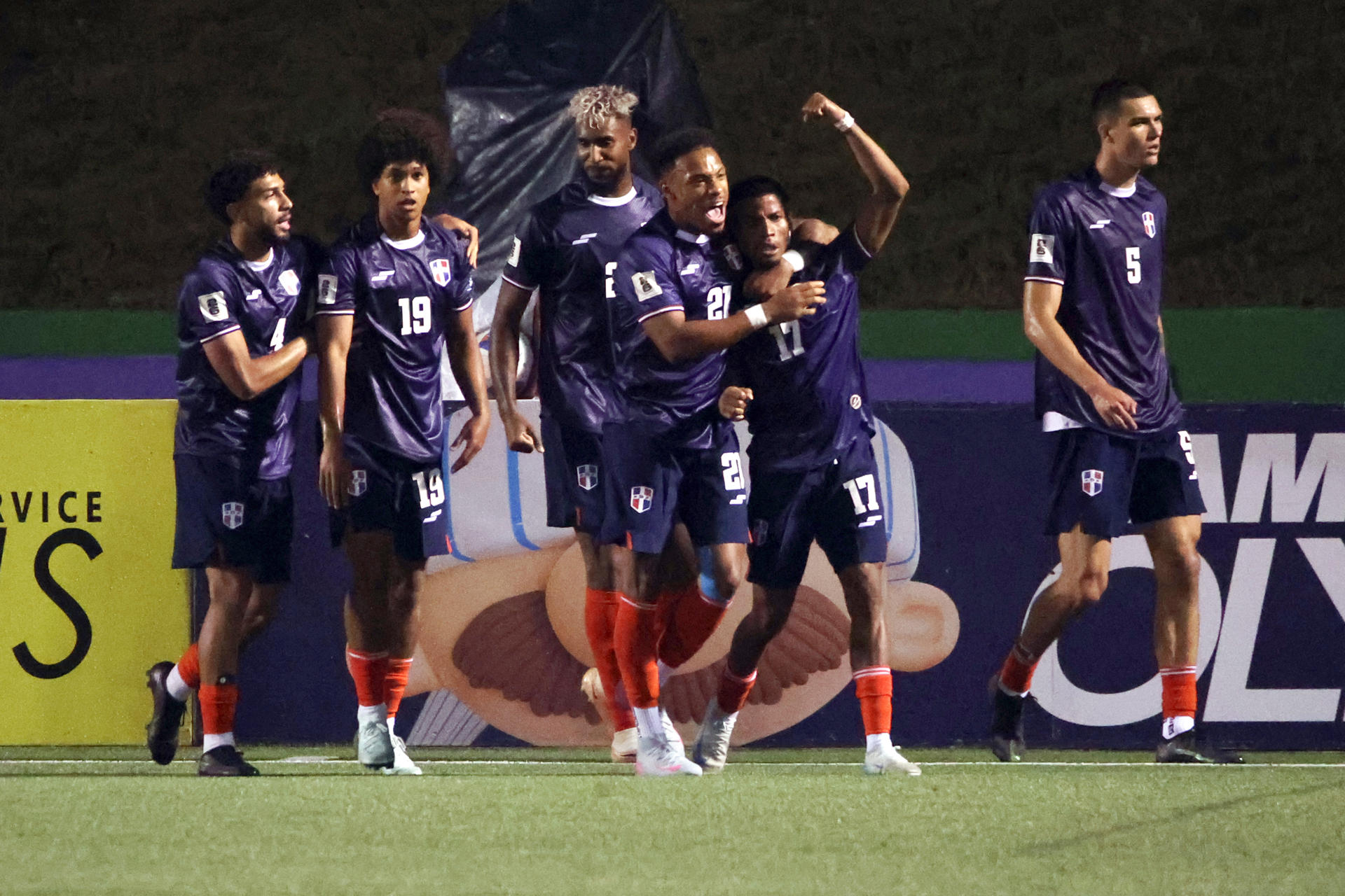 Jugadores de República Dominicana celebran un gol en un partido de las eliminatorias de la Concacaf para el Mundial de 2026 entre las selecciones de Guatemala y República Dominicana en el estadio Estadio Cementos Progreso, en Ciudad de Guatemala (Guatemala). EFE/ Fernando Ruiz