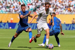 Sergej Milinkovic-Savic, del Al Hilal, marca a Dean Huijsen, del Real Madrid en el partido del Mundial de Clubes en Miami. EFE/EPA/CRISTOBAL HERRERA-ULASHKEVICH