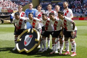 Jugadores de River Plate posan en la previa a un partido del Mundial de Clubes de la FIFA. EFE/JOHN G. MABANGLO