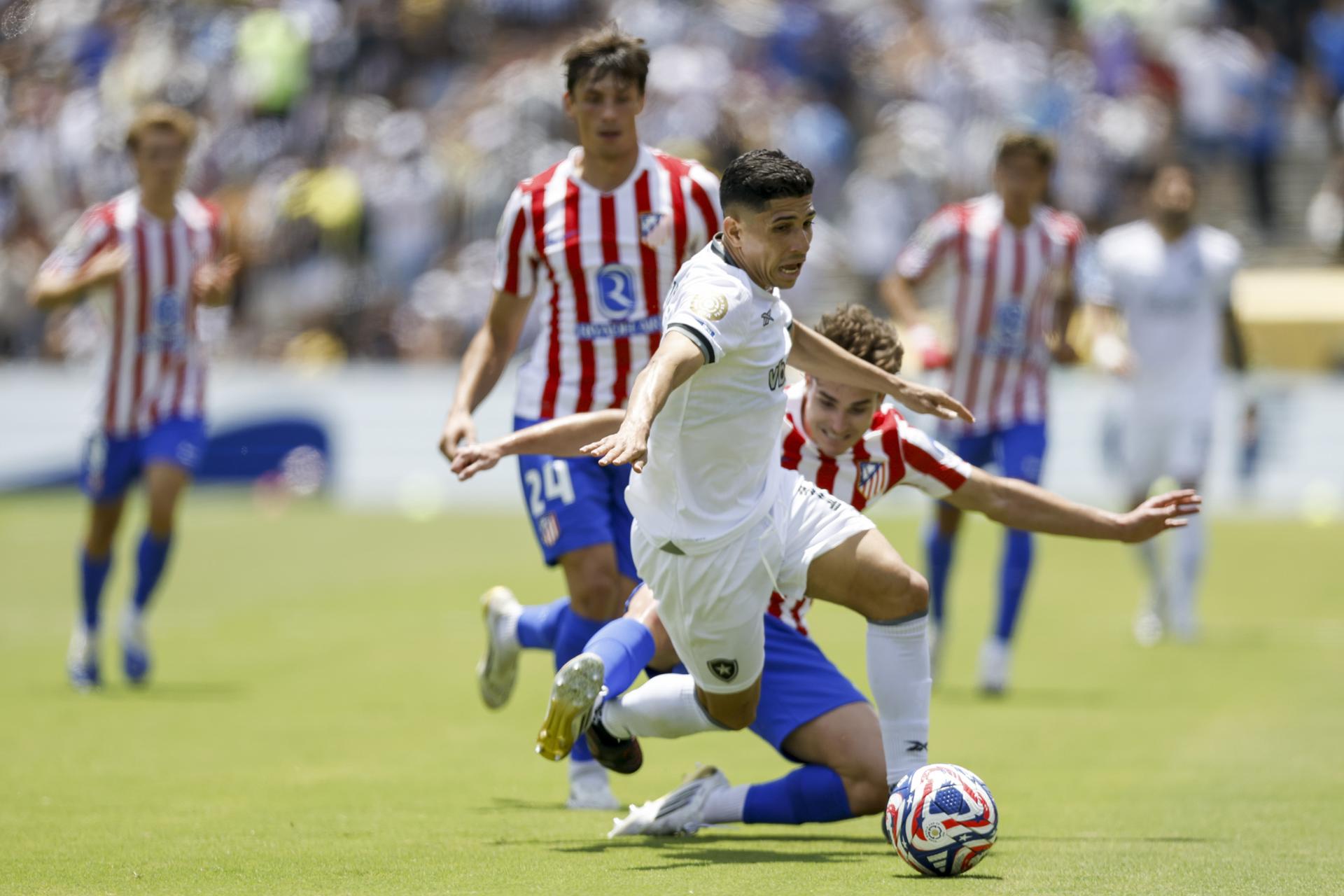 El extremo venezolano de Botafogo, Jefferson Savarino (frente), es trabado en su avance por el delantero argentino de Atlético de Madrid, Julián Álvarez, durante el partido de la última jornada de la fase de grupos del Mundial de Clubes jugado este lunes en Pasadena (California). EFE/EPA/CAROLINE BREHMAN 