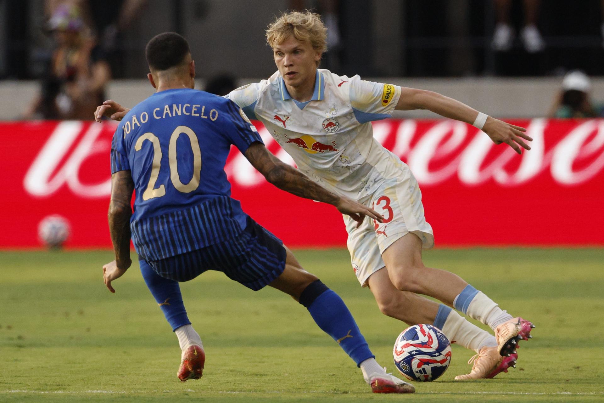 El defensor portugués del club Al Hilal, Joao Cancelo (i) avanza este domingo frente a la marca del central del Salzburg Frans Kraetzig en el partido del Mundial de Clubes que terminó 0-0 en Washington.