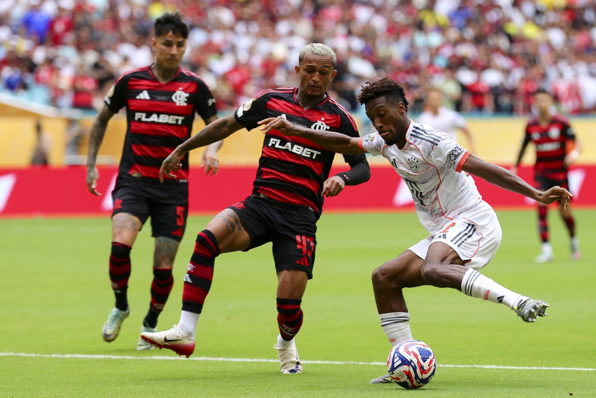 Kingsley Coman, del Bayern Munich (d), en acción contra Wesley, del Flamengo (c), durante el partido de la Copa Mundial de Clubes de la FIFA 2025 en Miami, Florida (EE. UU.). EFE/CRISTOBAL HERRERA-ULASHKEVICH 