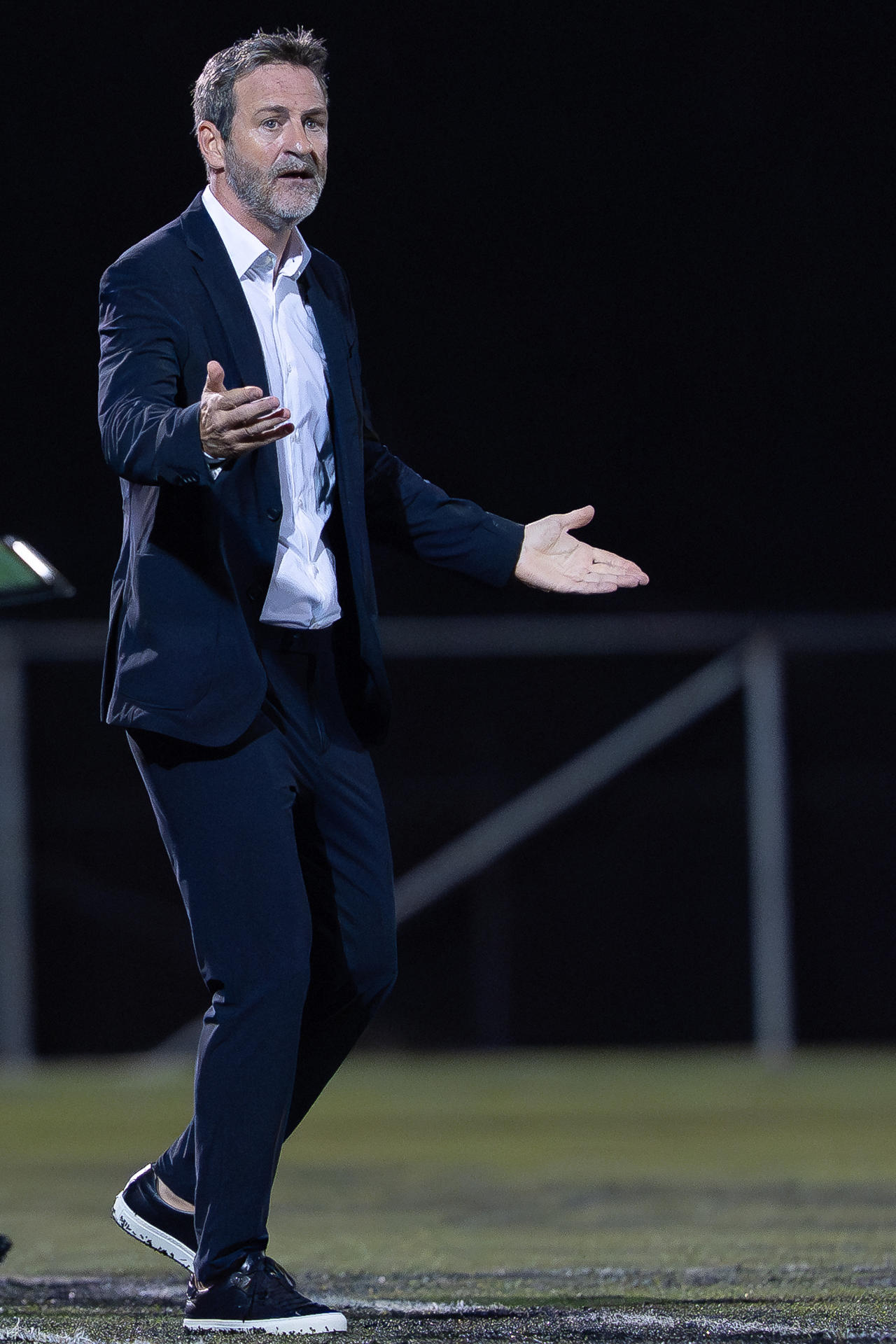 El seleccionador de Panamá, Thomas Christiansen, da indicaciones en un partido de las eliminatorias de la Concacaf para el Mundial de 2026 entre las selecciones de Belice y Panamá en el FFB Field en Belmopán (Belice). EFE/ Eliecer Augusto Aizprua