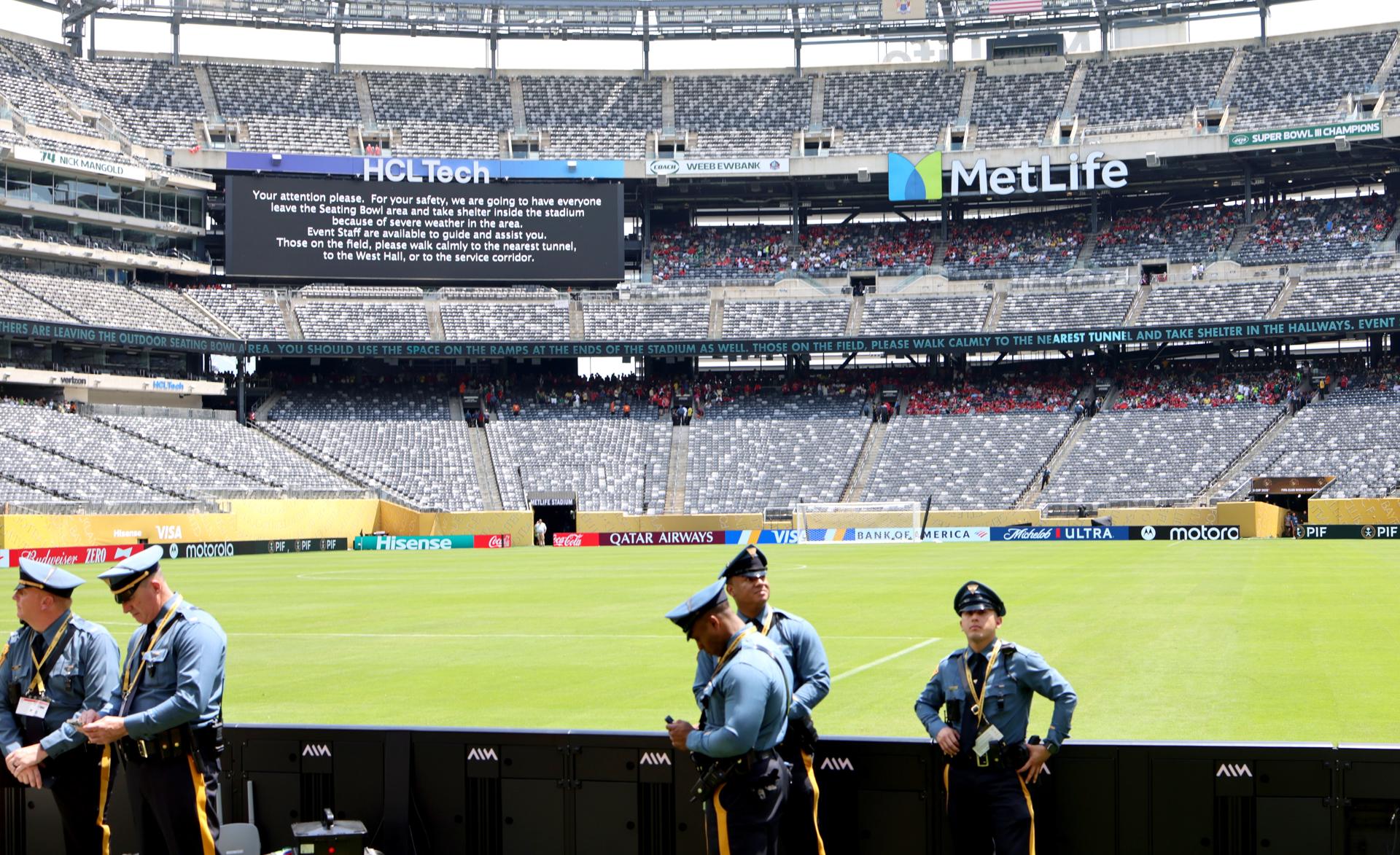 El partido de la segunda jornada de la fase de grupos del Mundial de Clubes entre Palmeiras y Al Ahly fue suspendido durante 45 minutos cuando se jugaba el segundo tiempo y los hinchas fueron desalojados por precaución de las tribunas del estadio East Rutherford por los fuertes rayos que surcaron Nueva Jersey. EFE/EPA/JUSTIN LANE