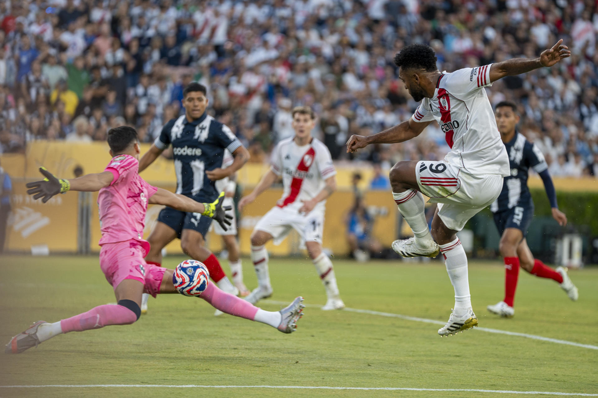 El guardameta titular de Monterrey, el argentino Esteban Andrada, fue la figura del partido que su equipo igualó sin goles con River Plate este sábado en el cierre de la segunda jornada del Grupo E del Mundial de Clubes en el estadio Rose Bowl de Los Ángeles, California (Estados Unidos). EFE/ Ángel Colmenares 