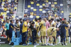 Jugadores de Boca Juniors se refrescan durante un partido con el Auckland City el  24 de junio de 2025 en el estadio Geodis Park en Nashville (EE.UU.). EFE/ Juan Ignacio Roncoroni