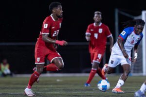 Warren Moss (d), de Belice, disputa un balón con Michael Murillo, de Panamá, en un partido de las eliminatorias de la Concacaf para el Mundial de 2026 entre las selecciones de Belice y Panamá en el FFB Field en Belmopán (Belice). EFE/ Eliecer Augusto Aizprua