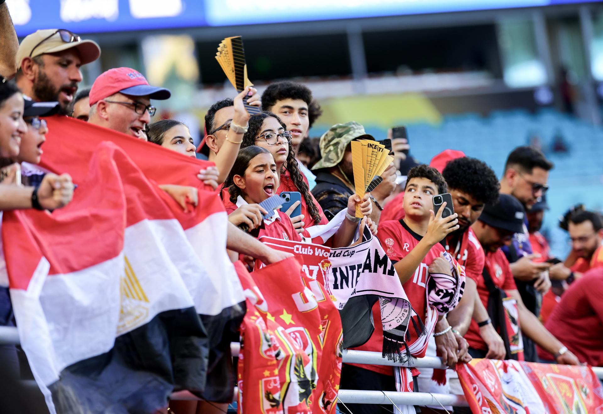 Aficionados animan en las gradas antes del inicio del partido de la fase de grupos de la Copa Mundial de Clubes de la FIFA 2025. EFE/EPA/CRISTOBAL HERRERA-ULASHKEVICH