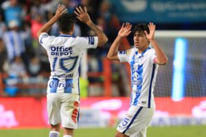 El jugador Jonathan Urretaviscaya de Tuzos de Pachuca (i) es felicitado por su compañero Erick Gutiérrez (d) tras anotar ante Atlas. Imagen de archivo. EFE/David Martinez Pelcastre