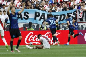 El jugador del Inter de Milán Alessandro Bastoni (d) celebra luego de anotar ante River Plate. EFE/JOHN G. MABANGLO