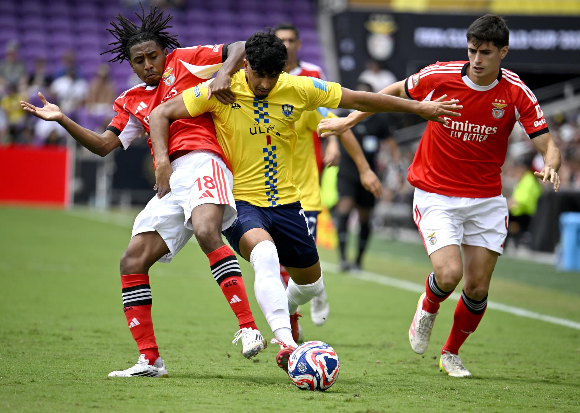El centrocampista de Benfica Leandro Barreiro (i) disputa el balón con el defensor del Auckland City Haris Zeb (c) durante el partido del Mundial de Clubes que el equipo portugués ganó este viernes en Orlando (Florida) por 6-0. EFE/EPA/MIGUEL RODRIGUEZ
