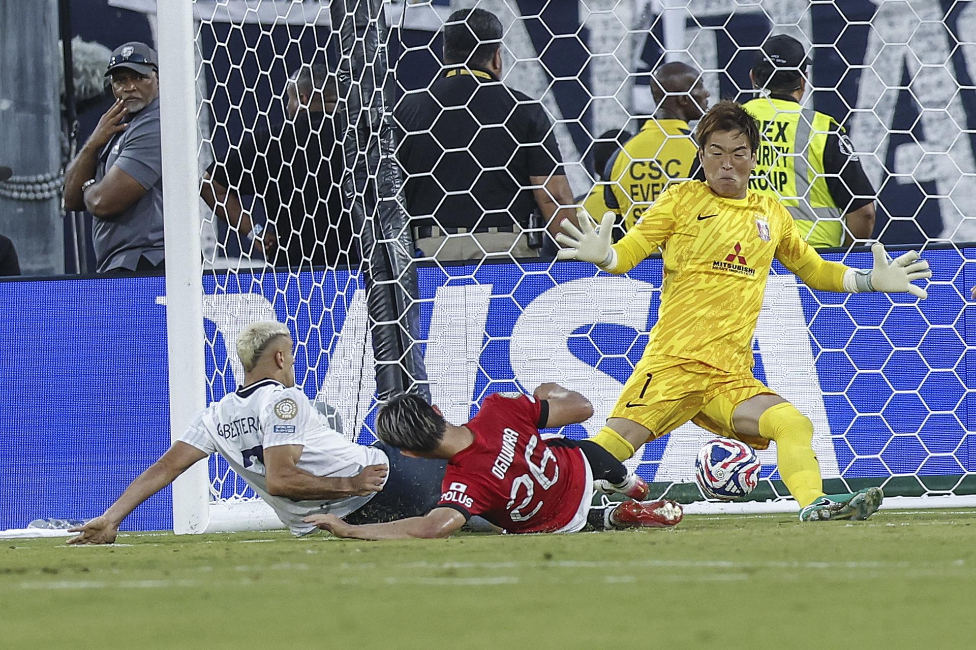 German Berterame (i), del Monterrey, anota uno de sus dos goles ante el portero Shusaku Nishikawa, del Urawa Red Diamonds. EFE/EPA/CAROLINE BREHMAN