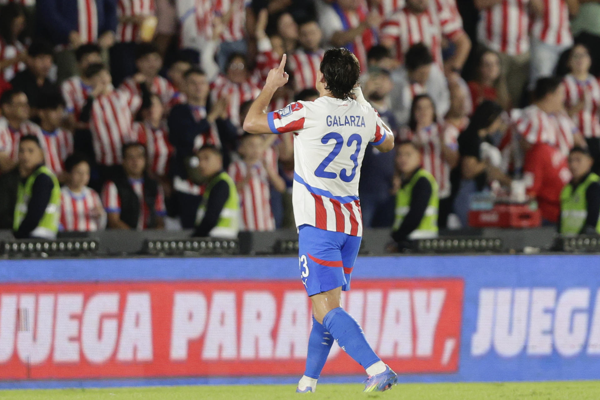 El centrocampista Matías Galarza anotó este jueves el primer gol de la victoria de la selección de Paraguay sobre la de Uruguay por 2-0 en Asunción en partido de la decimoquinta fecha de las eliminatorias del Mundial. EFE/ Juan Pablo Pino. 