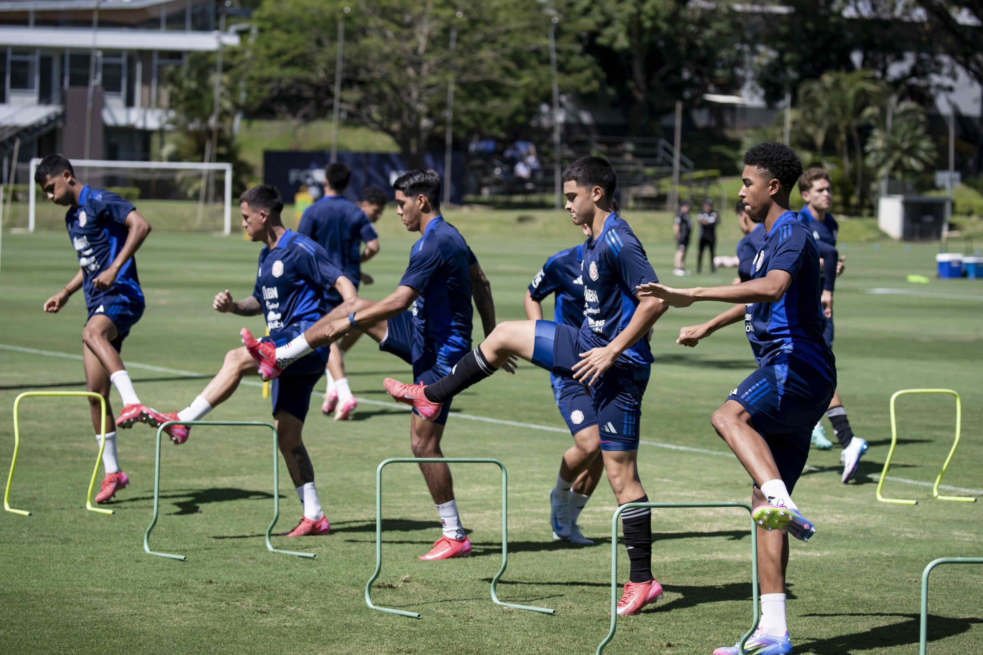 Jugadores de la selección de fútbol de Costa Rica se entrenaron estes martes en San José con la mira puesta en los partidos de eliminatorias del Mundial de 2026 contra Bahamas y Trinidad y Tobago. EFE/ Jeffrey Arguedas 