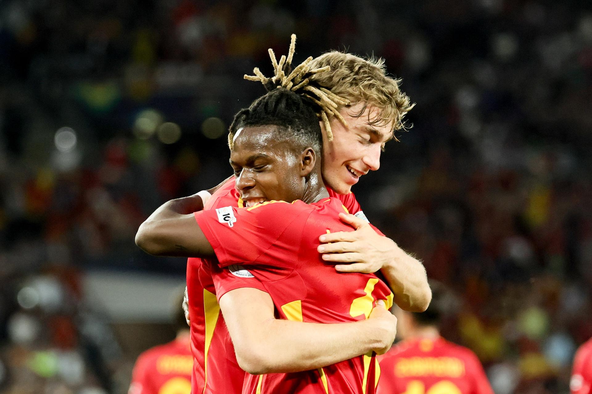 Los jugadores españoles Nico Williams (d) y Dean Huijsen celebran un gol durante la segunda semifinal de la UEFA Nations League en Stuttgart, Alemania. EFE/EPA/RONALD WITTEK 
