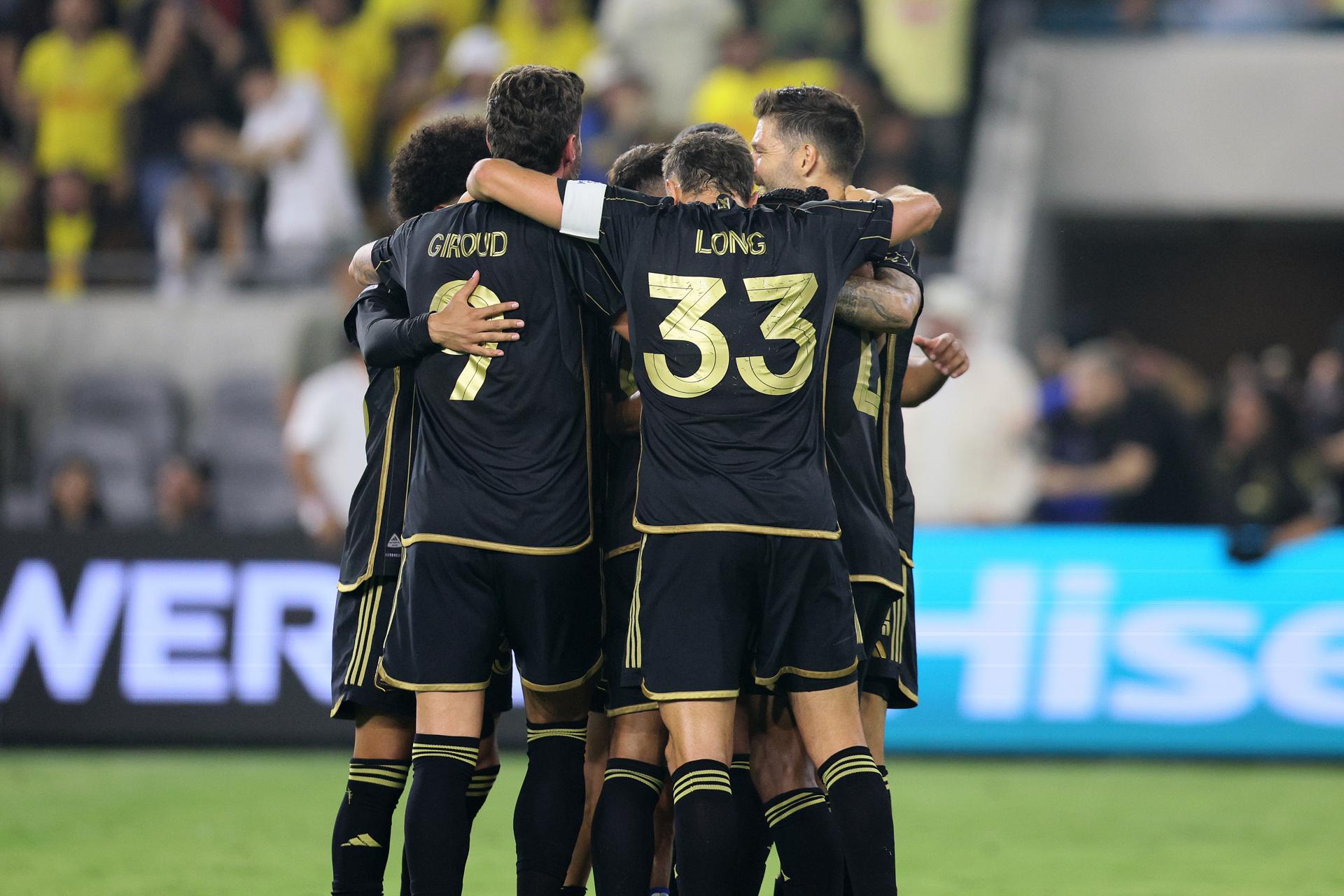 Los Angeles FC celebra después de que su centrocampista Igor Jesus marcara un gol durante el partido de fútbol de repesca de la Copa Mundial de Clubes de la FIFA entre el Los Angeles FC y el Club América en el BMO Stadium de Los Ángeles, California, EE.UU. EFE/EPA/ALLISON DINNER