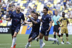 Christian Gray (i), autor del gol del Auckland City, celebra junto a sus compañeros el empate ante Boca Juniors en el partido del Mundial de Clubes en el estadio Geodis Park en Nashville. EFE/Juan Ignacio Roncoroni