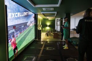 -Palmeiras, uno de los cuatro representantes brasileños en el Mundial de Clubes de la FIFA, ha incluido en su rutina de entrenamientos una disciplina poco habitual en el fútbol: la neurociencia. El objetivo: dar "masajes cerebrales" para recuperarse mejor y acelerar el juego en el campo. El 'Verdão', que debutará este domingo contra el Oporto en el Grupo A, acaba de inaugurar un 'Centro de Recuperación y Neurociencia' en sus modernas instalaciones de entrenamiento, en la ciudad de São Paulo.- EFE/ Isaac Fontana