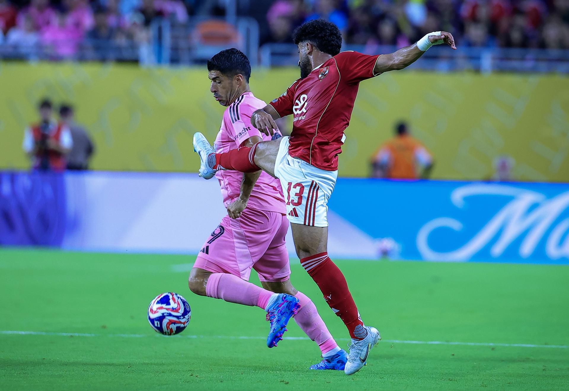 Marwan Attia (D) de Al Ahly SC en acción contra Luis Suárez de Inter Miami CF durante el partido de la fase de grupos de la Copa Mundial de Clubes de la FIFA 2025. EFE/EPA/CRISTOBAL HERRERA-ULASHKEVICH
