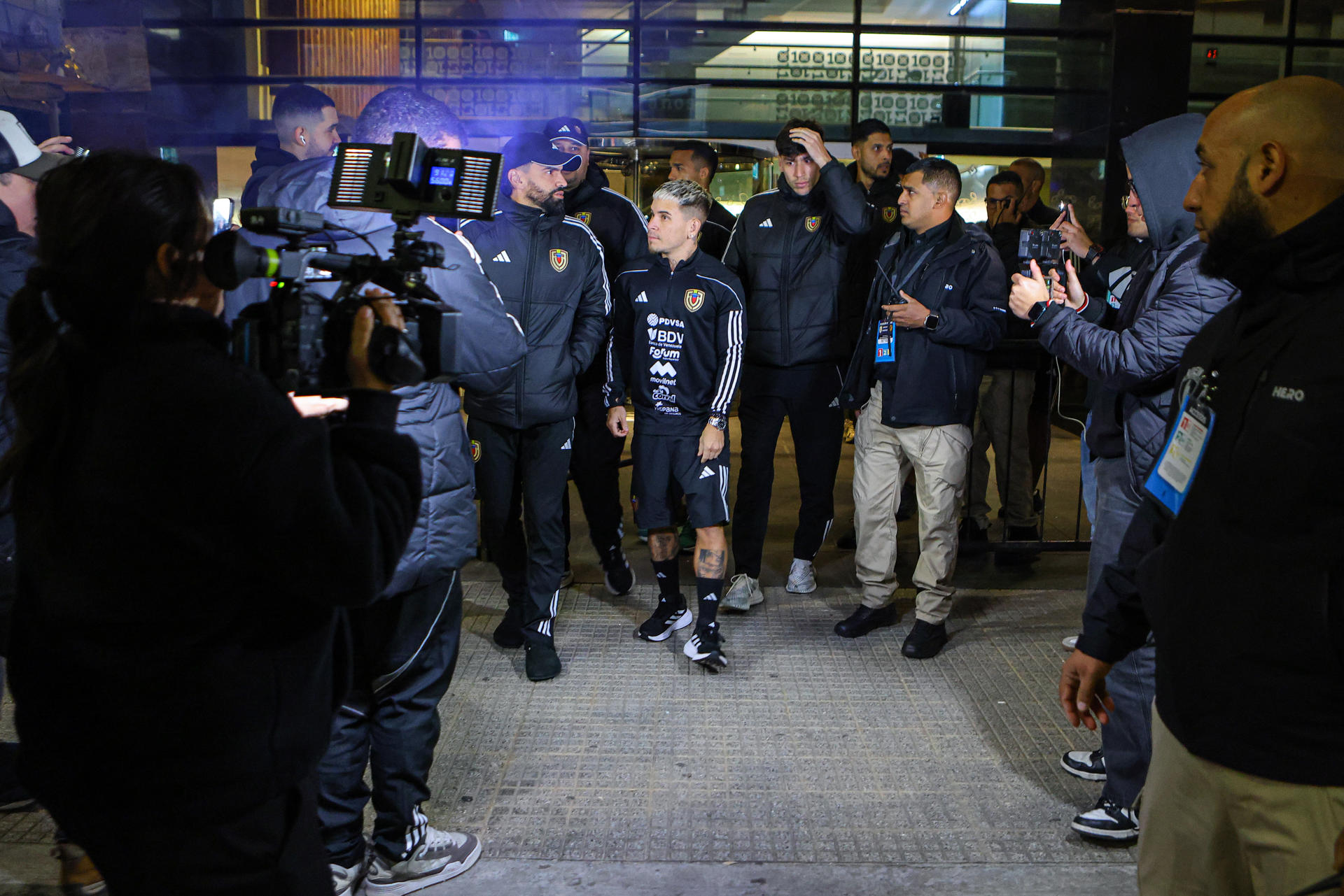 El jugador Yeferson Soteldo durante el recibimiento a la selección de fútbol de Venezuela en Uruguay. EFE/ Gastón Britos