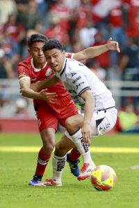 Imagen de archivo de Juan Domínguez (atrás) del Toluca disputando un balón con Johan Rojas (frente) del Necaxa. EFE/ Alex Cruz