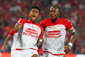 Harold Santiago Mosquera (i) y Hugo Rodallega, de Santa Fe, celebran tras anotar un gol durante el partido de vuelta de la final del la liga colombiana entre Deportivo Independiente Medellín e Independiente Santa Fe en el estadio Atanasio Girardot en Medellín (Colombia). EFE/ STR