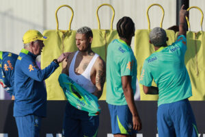 El entrenador de Brasil, Carlo Ancelotti (i), habla con Richarlison durante un entrenamiento. EFE/ Sebastiao Moreira