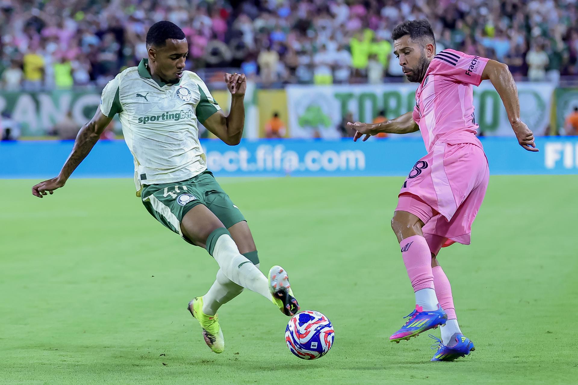 Allan (i), del Palmeiras,. en acción contra Jordi Alba (d), del Inter Miami, durante el partido de la Copa Mundial de Clubes de la FIFA 2025 en Miami Gardens, Florida (EE. UU.). EFE/CRISTOBAL HERRERA-ULASHKEVICH
