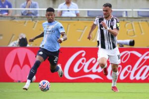 alt Con un un golazo del brasileño Savinho, el City directo a octavos