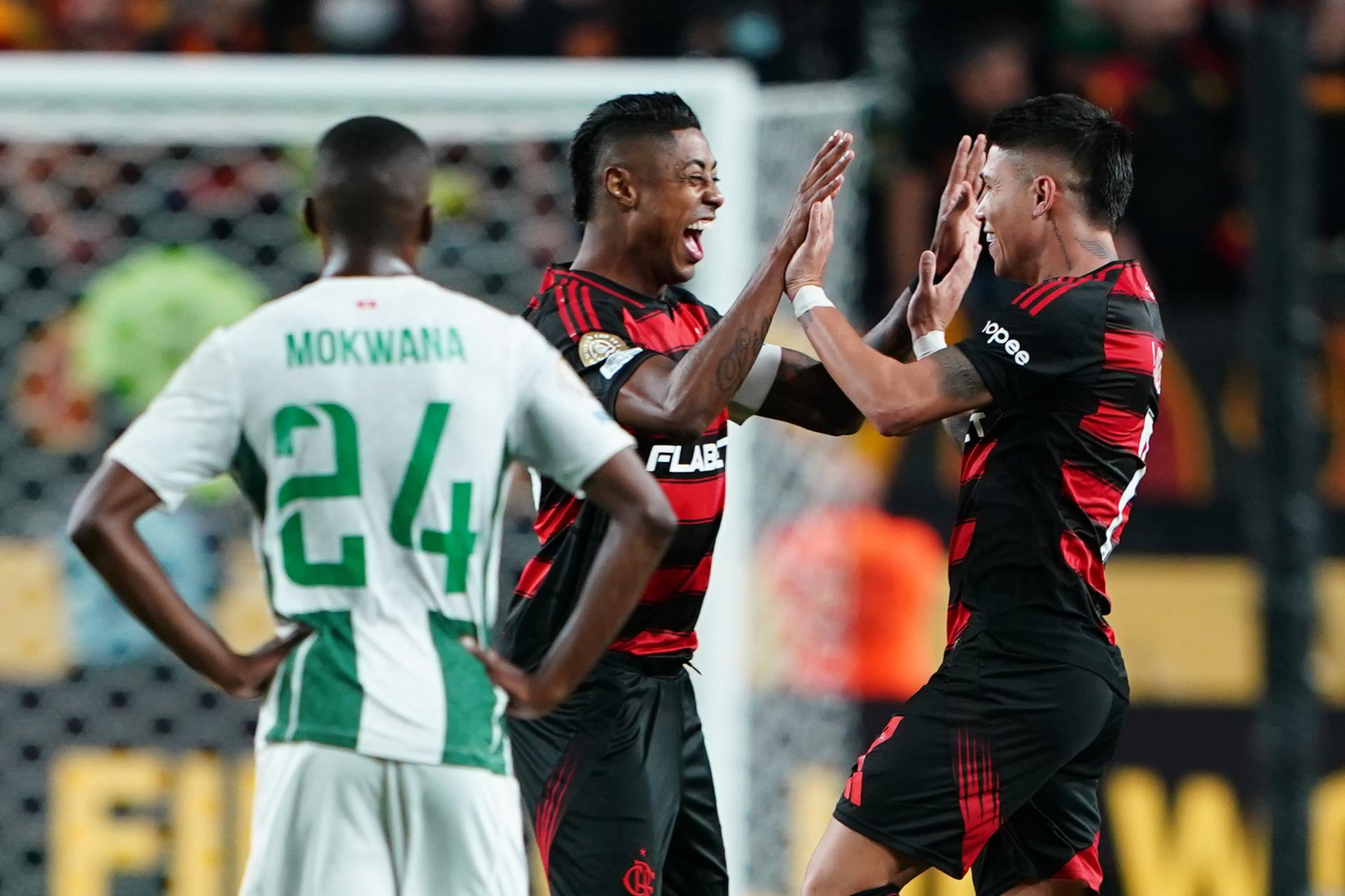 Jugadores de Flamengo celebran el triunfo por 2-0 sobre Esperánce Tunis en el partido de debut en el Mundial de Clubes jugado este lunes en Filadelfia. EFE/EPA/WILL OLIVER