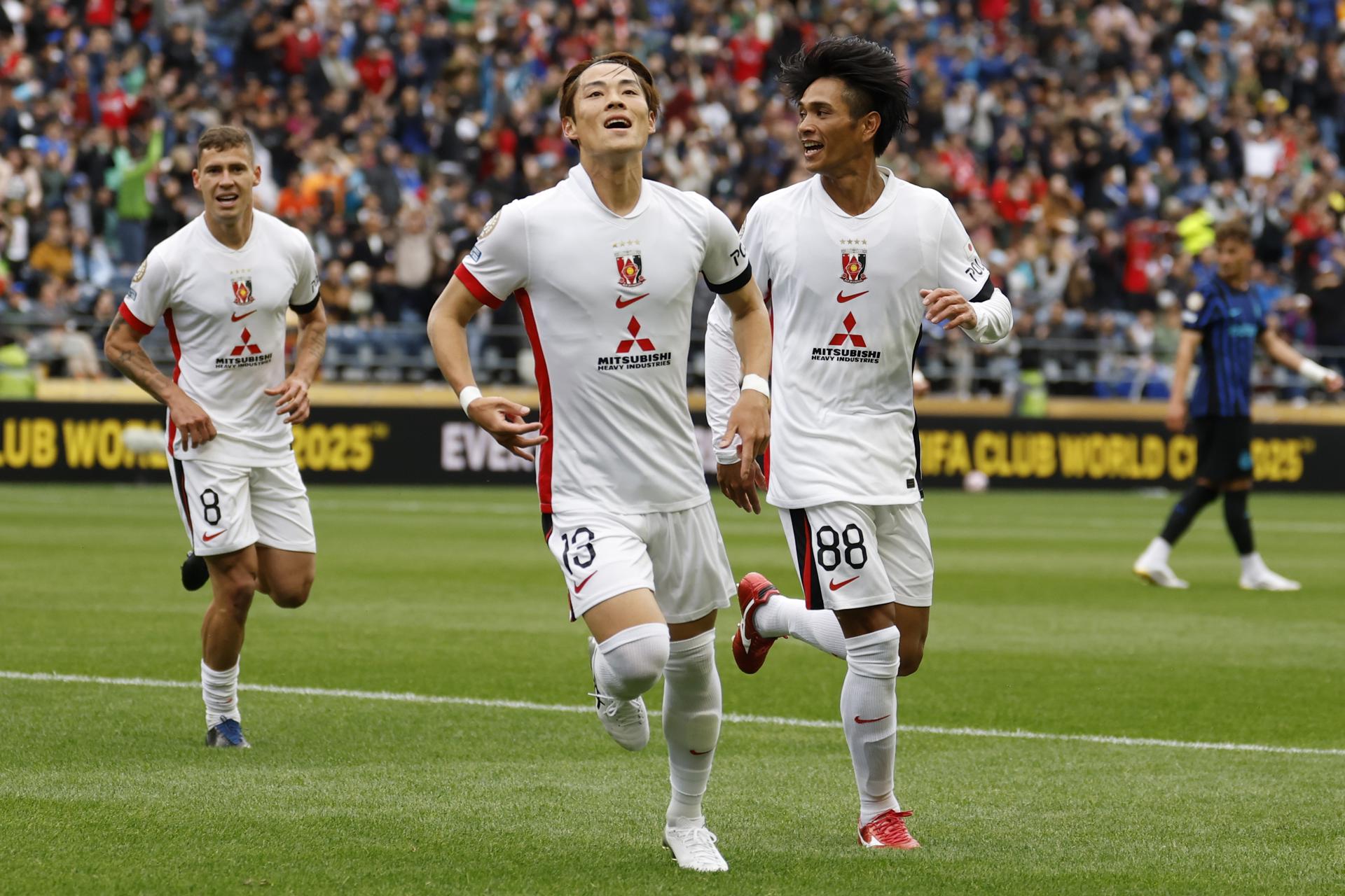 Ryoma Watanabe (c) de Urawa Red Diamonds celebra tras anotar la apertura del marcador ante el Inter de Milán. EFE/JOHN G. MABANGLO 