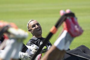El guardameta de la selección de fútbol de Costa Rica Keylor Navas participa en un entrenamiento en San José (Costa Rica). EFE/Jeffrey Arguedas
