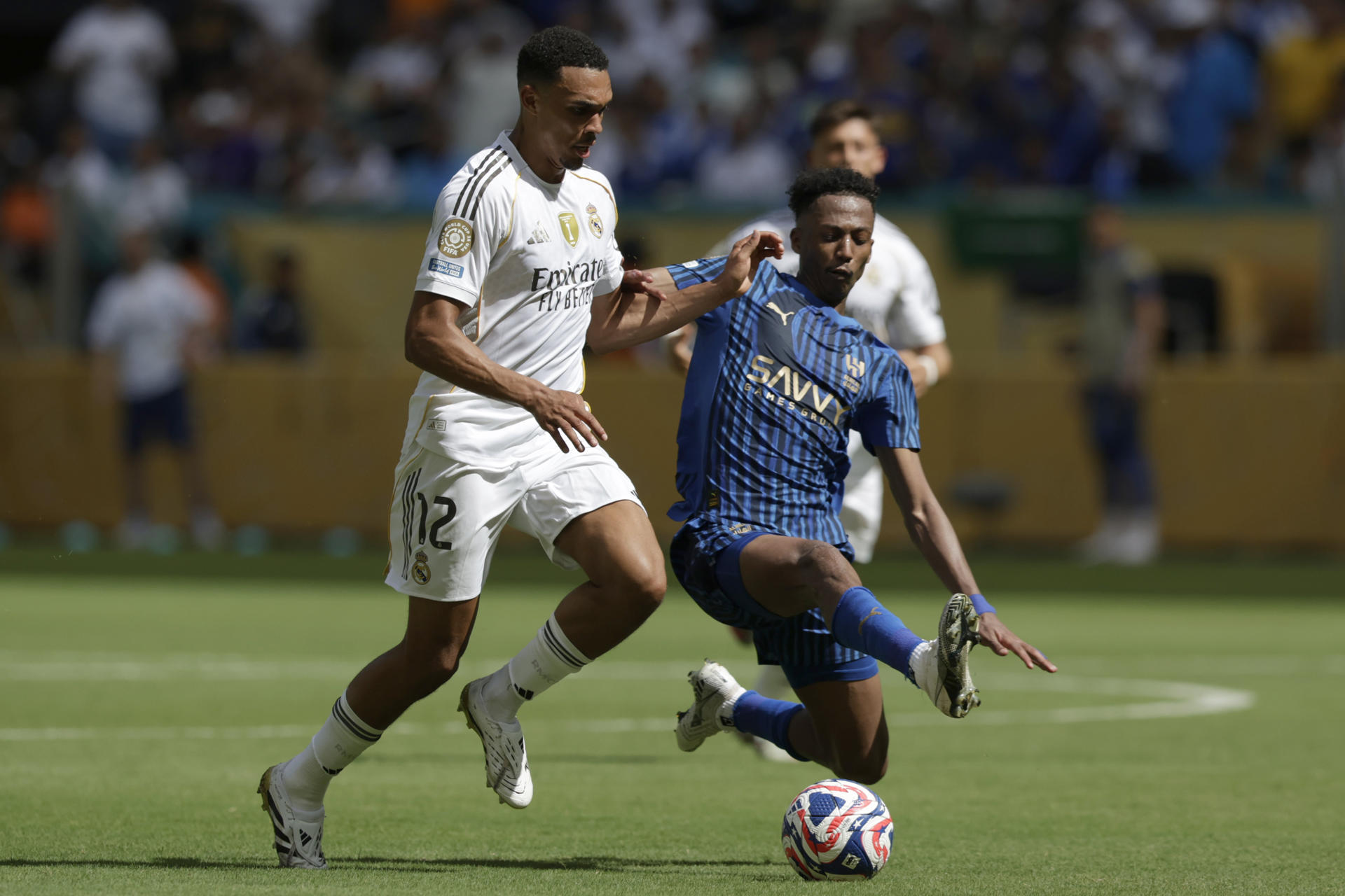 Trent Alexander-Arnold (i), del Real Madrid, disputa el balón con Nasser, de Al Hilal, en el estadio Hard Rock de Miami. EFE/Andre Coelho 