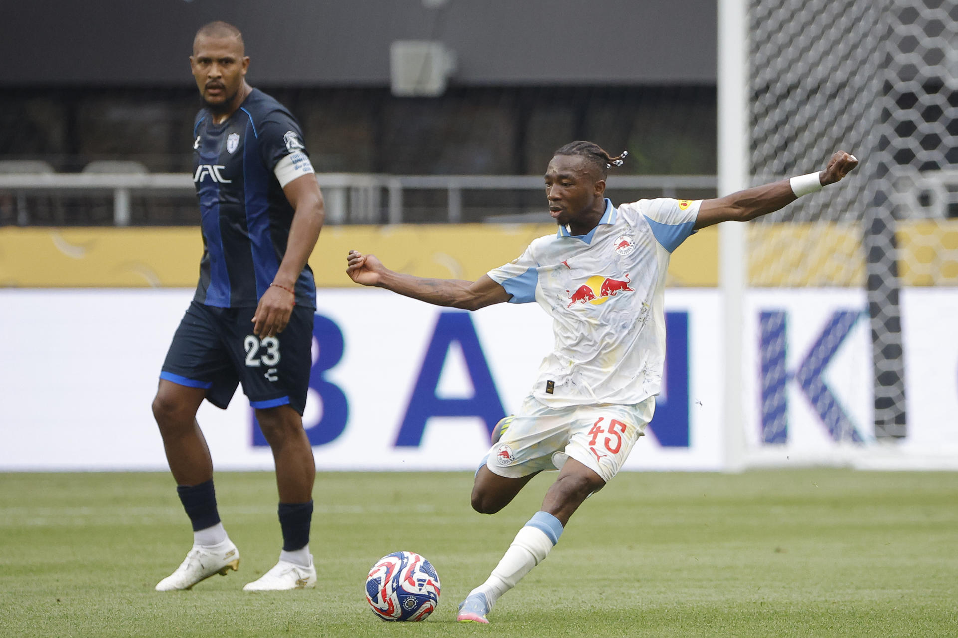 Nene Dorgeles (d) de RB Salzburg en acción bajo la mirada de Salomón Rondón de Pachuca. EFE/Juan Ignacio Roncoroni 