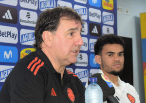 El técnico de la selección Colombia, Néstor Lorenzo, en rueda de prensa en Barranquilla. El argentino reconoció las dificultades que tendrá su equipo por la ausencia de Luis Díaz ante Perú en la fecha 15 de las eliminatorias sudamericanas. EFE/ Hugo Penso