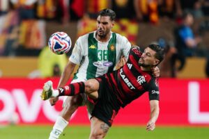 El creativo uruguayo de Flamengo, Giorgian de Arrascaeta (d), resiste la marca del defensor Khalil Guenichi de Esperánce Tunis (i) durante el partido del Mundial de Clubes que el equipo rojinegro brasileño ganó por 2-0 en Filadelfia. EFE/EPA/WILL OLIVER