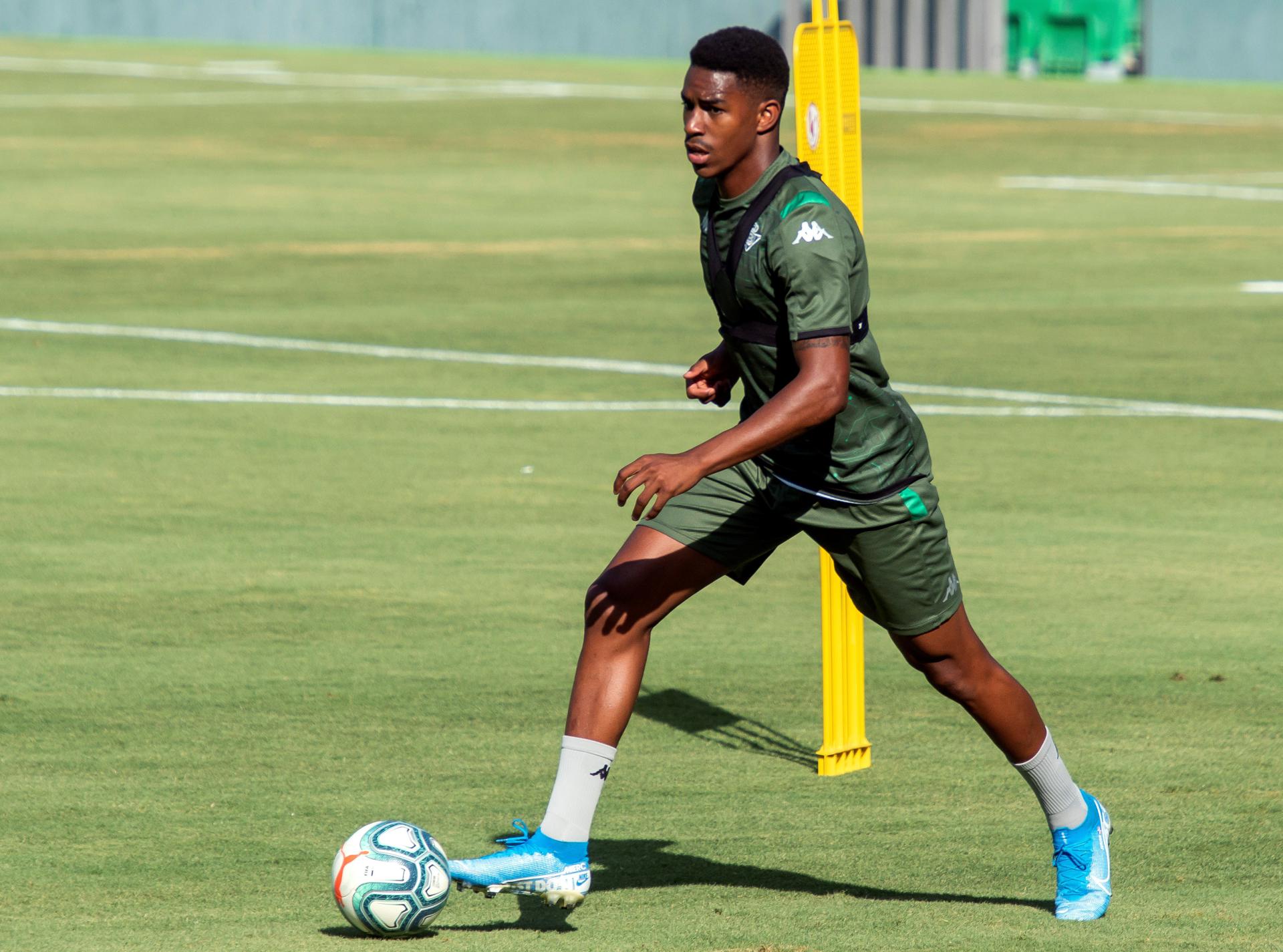 El dominicano Júnior Firpo, novedad en la vuelta al trabajo del Betis