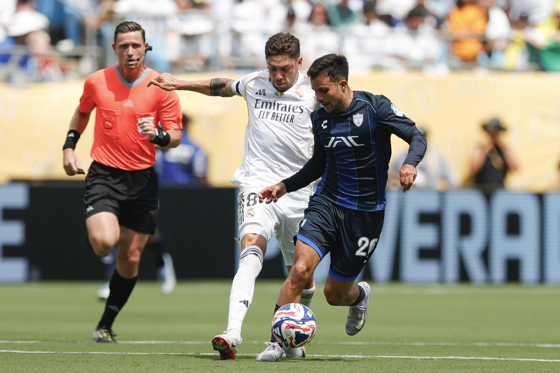 Federico Valverde, del Real Madrid, disputa un balón con Alan Bautista, de Pachuca, en el estadio Bank of America de Charlotte (Estados Unidos). EFE/ André Coelho 
