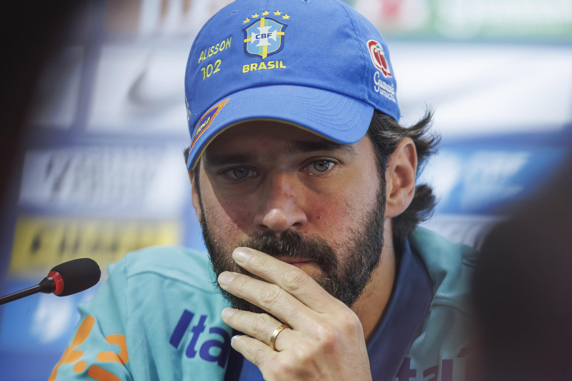 El guardameta titular de la selección brasileña Alisson Becker habla este sábado con periodistas en Sao Paulo sobre los cambios que ha introducido el entrenador Carlo Ancelotti y el partido de eliminatorias del Mundial de 2026 del próximo martes con Paraguay. EFE/ Isaac Fontana