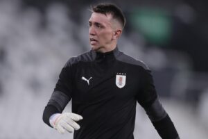 Fotografía de archivo del 28 de junio de 2021 del arquero Fernando Muslera de Uruguay. EFE/André Coelho