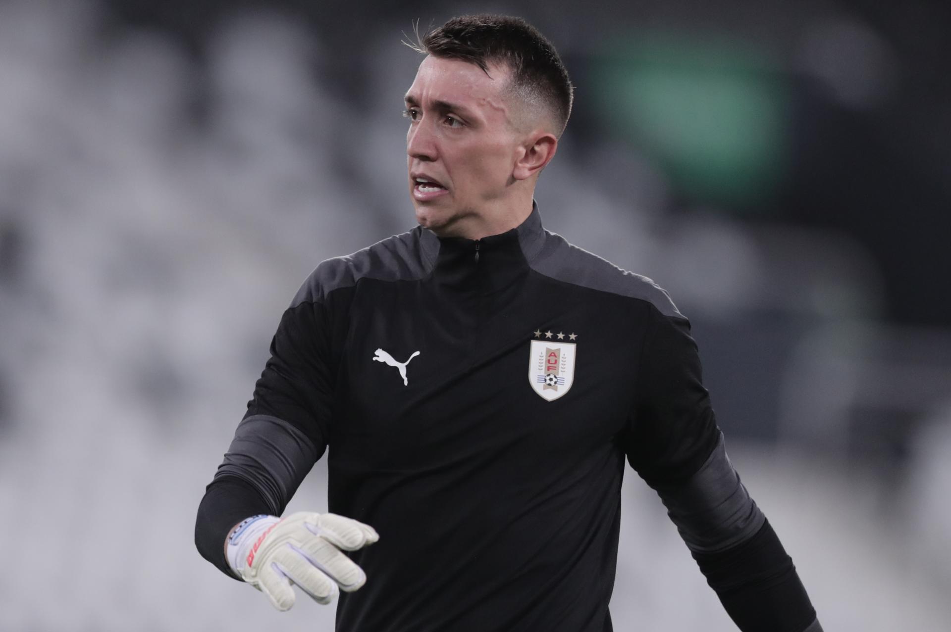 El portero uruguayo Fernando Muslera ficha con Estudiantes de La Plata