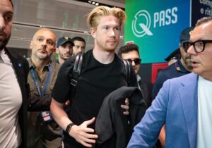 Kevin de Bruyne (c), a su llegada al aeropuerto de Fiumicino para pasar los exámenes médicos previos a su fichaje por el Nápoles. EFE/EPA/TELENEWS